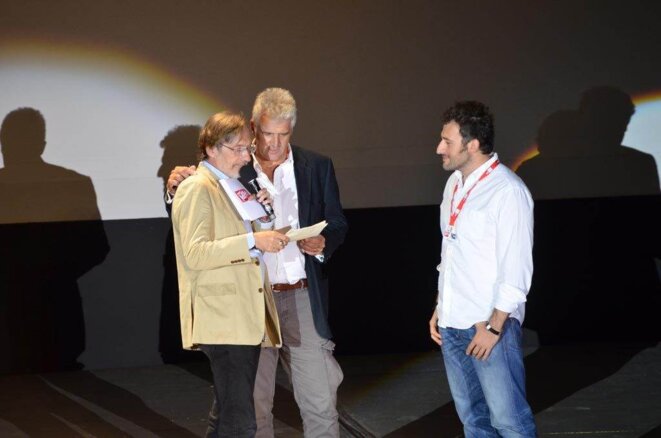 Remise du prix Pierre et Alexandra Boulat à Maciek Nabrdalik par Gary Knihgt lors de la soirée de projection du 6 septembre © Geneviève Delalot Remise du prix Pierre et Alexandra Boulat à Maciek Nabrdalik par Gary Knihgt lors de la soirée de projection du 6 septembre © Geneviève Delalot